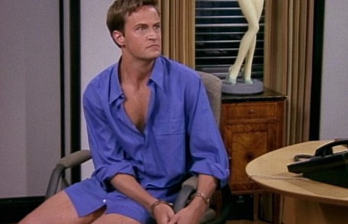Chandler menotté au siège du bureau de Johanna